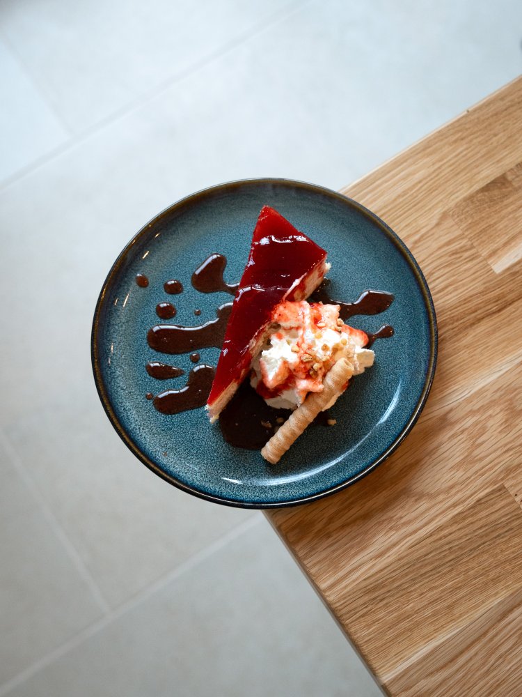 Erbeertorte auf Fruchtspiegel
